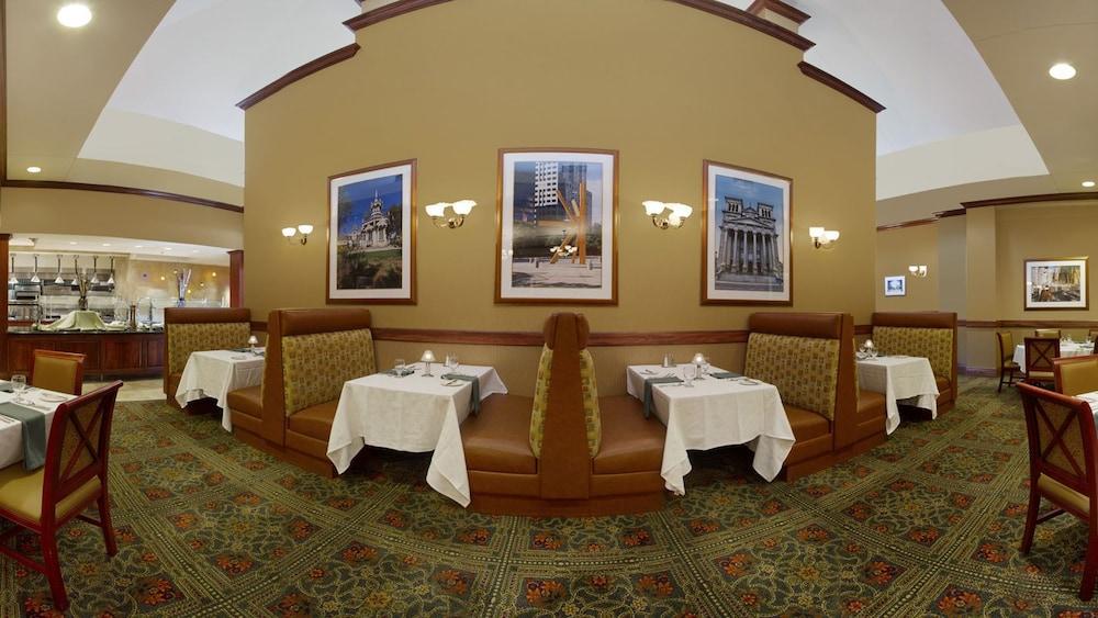 Hilton Garden Inn Milwaukee Northwest Conference Center Экстерьер фото