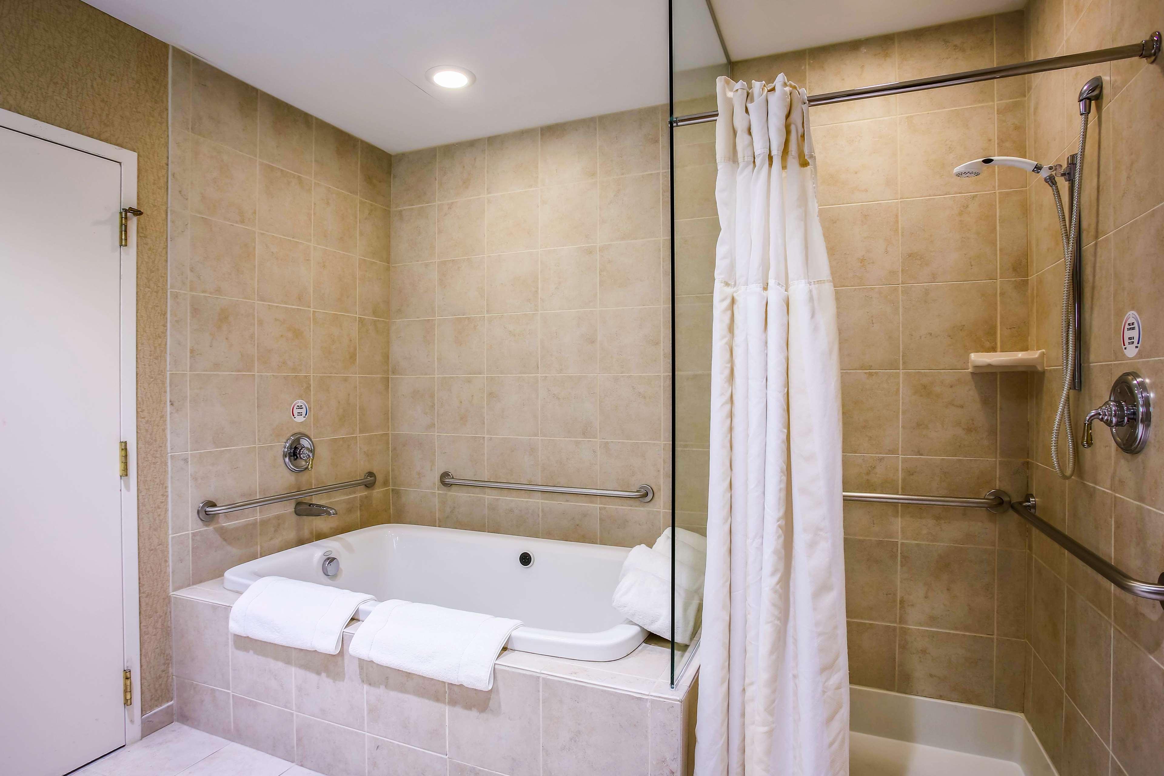 Hilton Garden Inn Milwaukee Northwest Conference Center Экстерьер фото