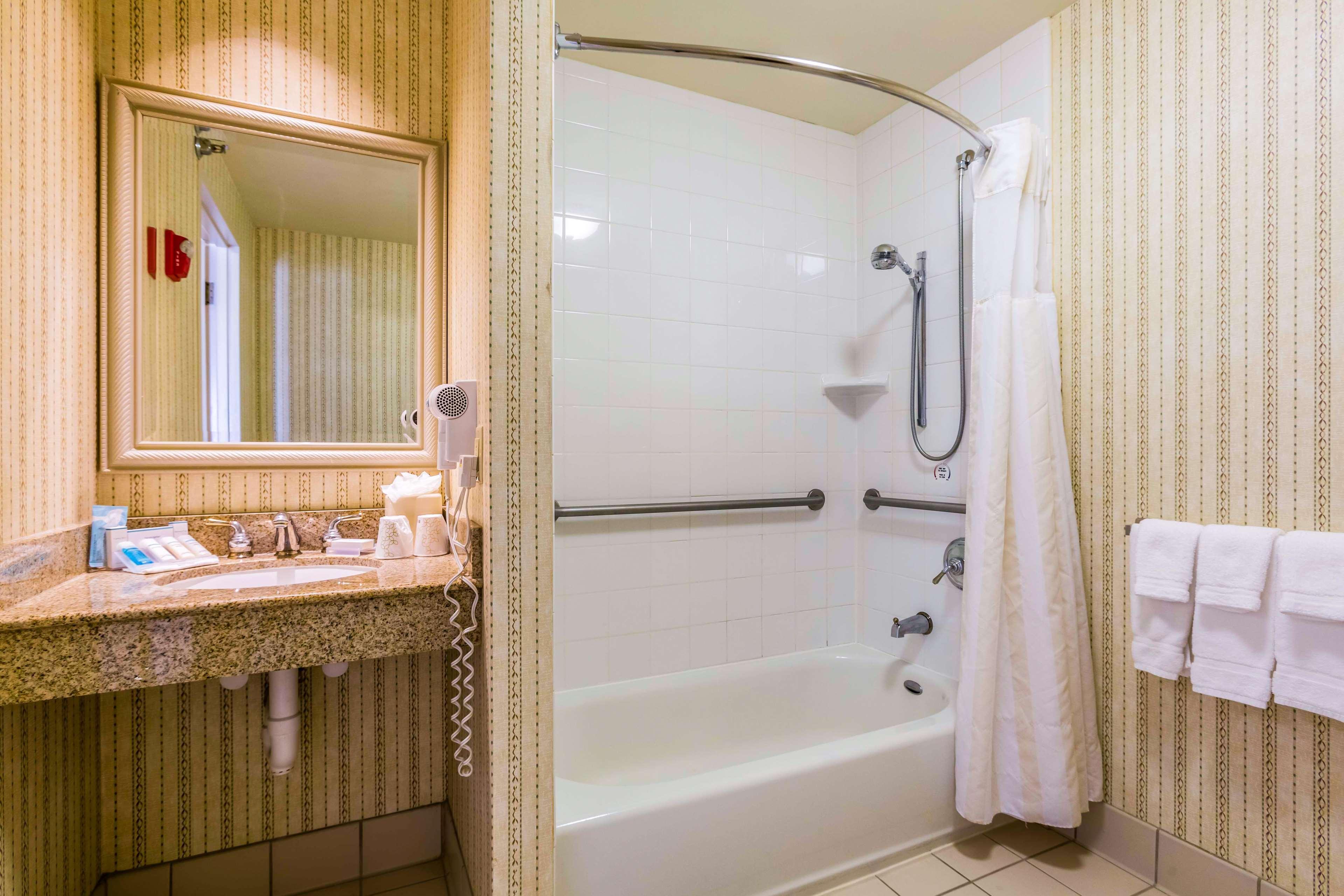Hilton Garden Inn Milwaukee Northwest Conference Center Экстерьер фото