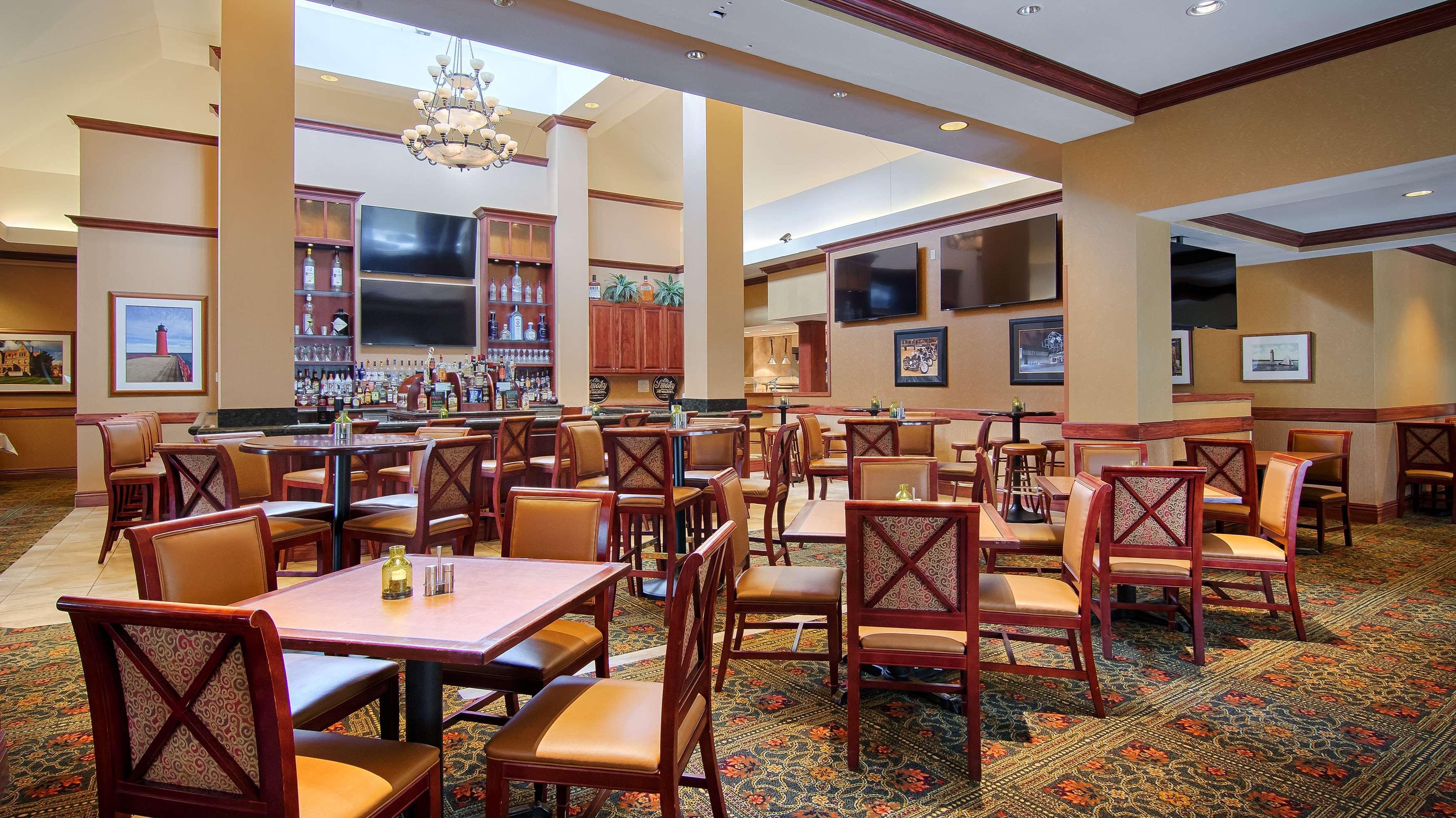 Hilton Garden Inn Milwaukee Northwest Conference Center Экстерьер фото