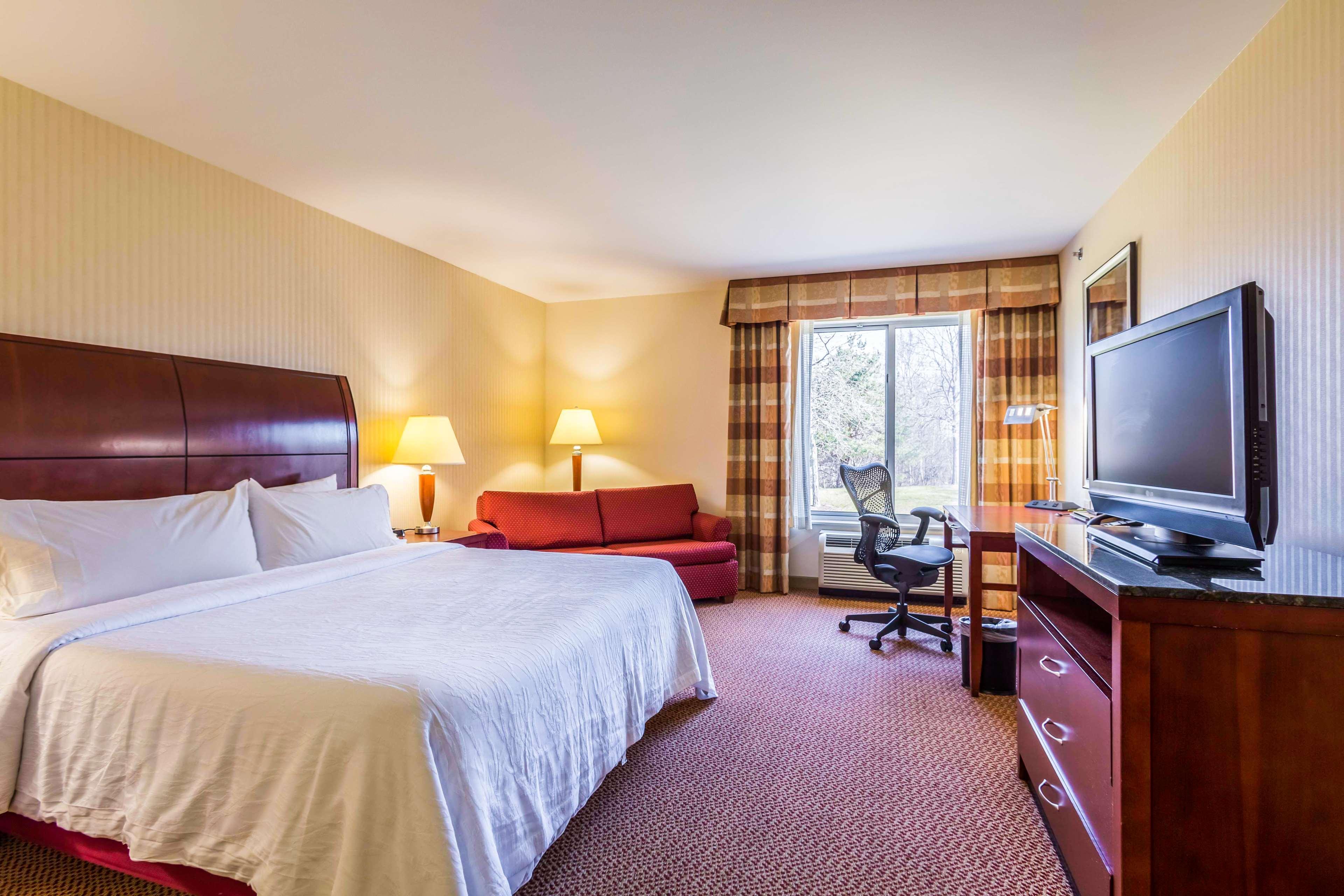Hilton Garden Inn Milwaukee Northwest Conference Center Экстерьер фото