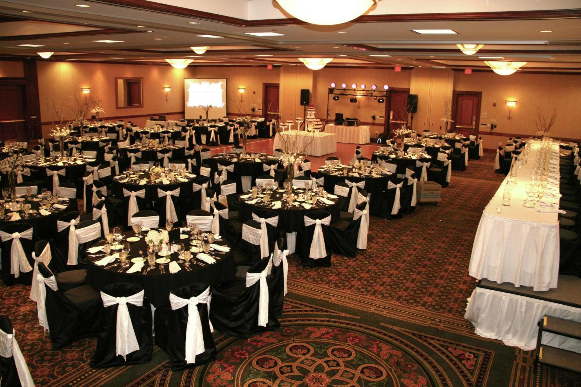 Hilton Garden Inn Milwaukee Northwest Conference Center Экстерьер фото