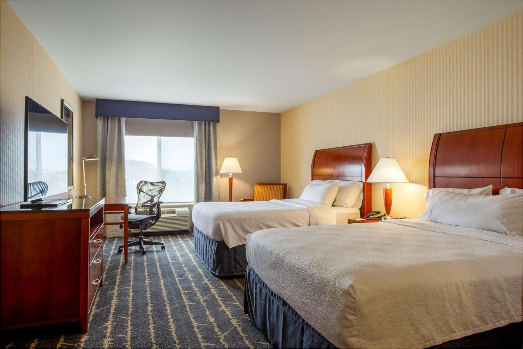 Hilton Garden Inn Milwaukee Northwest Conference Center Экстерьер фото