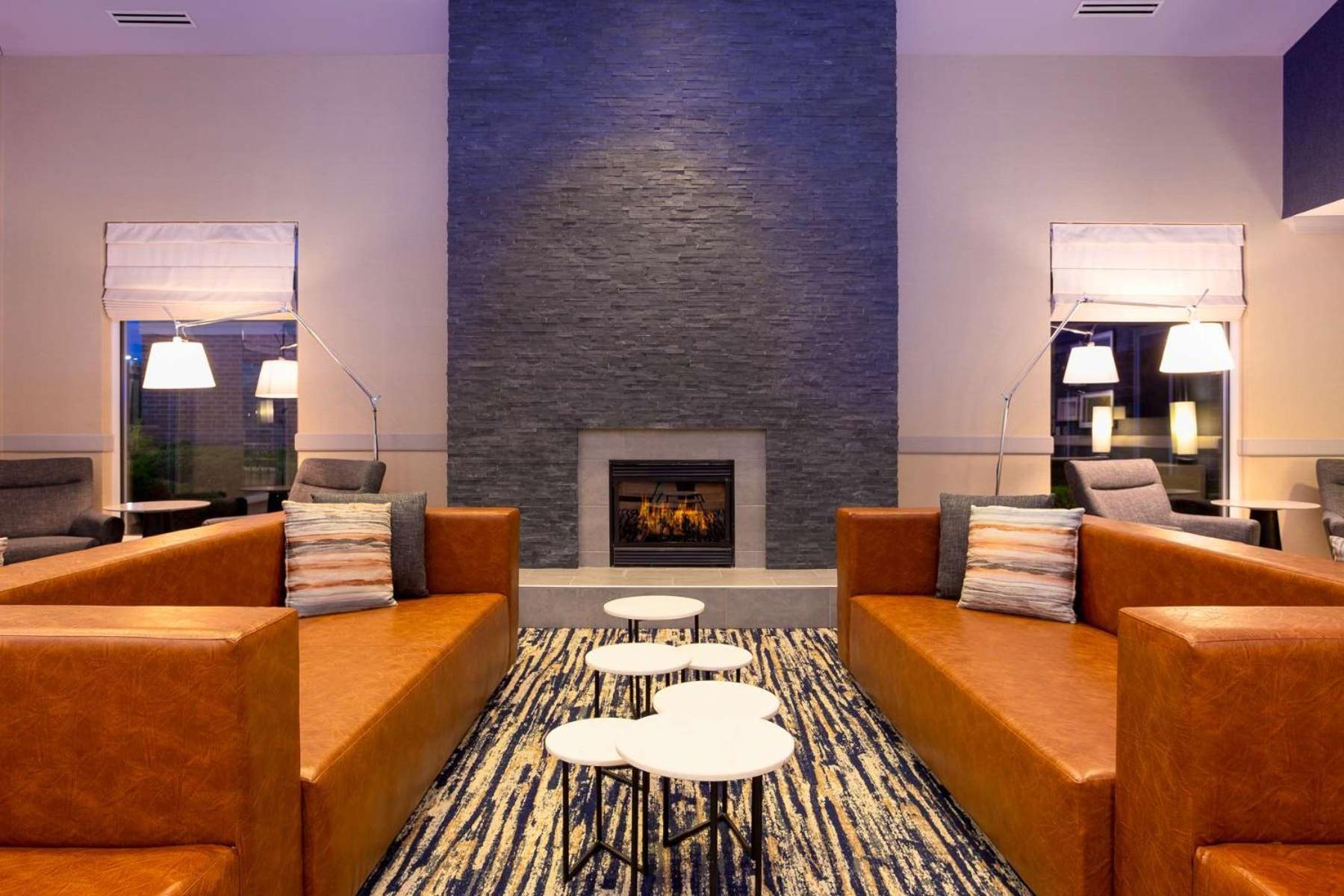 Hilton Garden Inn Milwaukee Northwest Conference Center Экстерьер фото