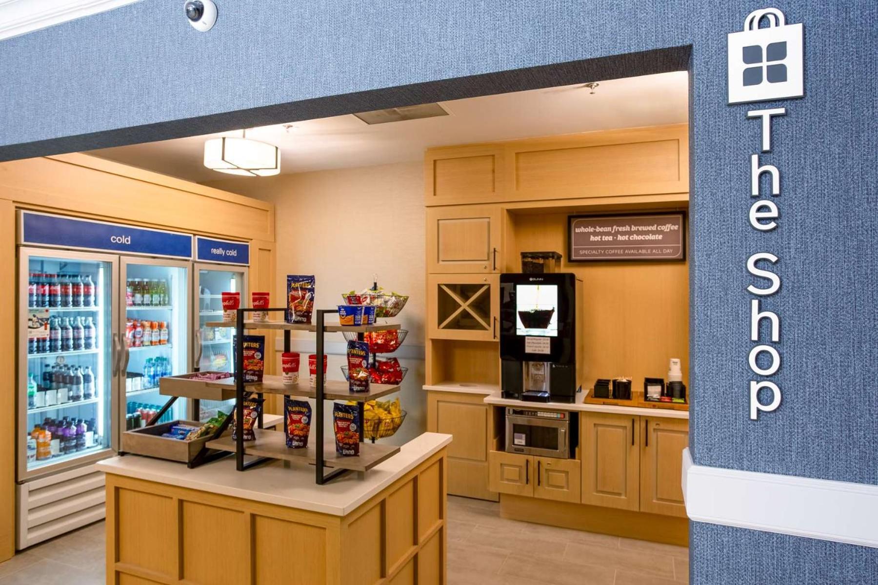 Hilton Garden Inn Milwaukee Northwest Conference Center Экстерьер фото