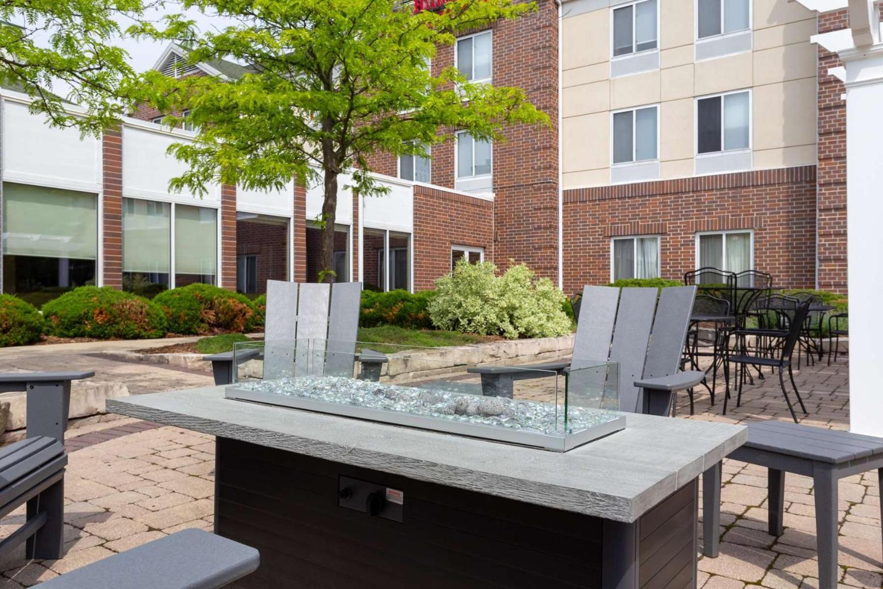 Hilton Garden Inn Milwaukee Northwest Conference Center Экстерьер фото