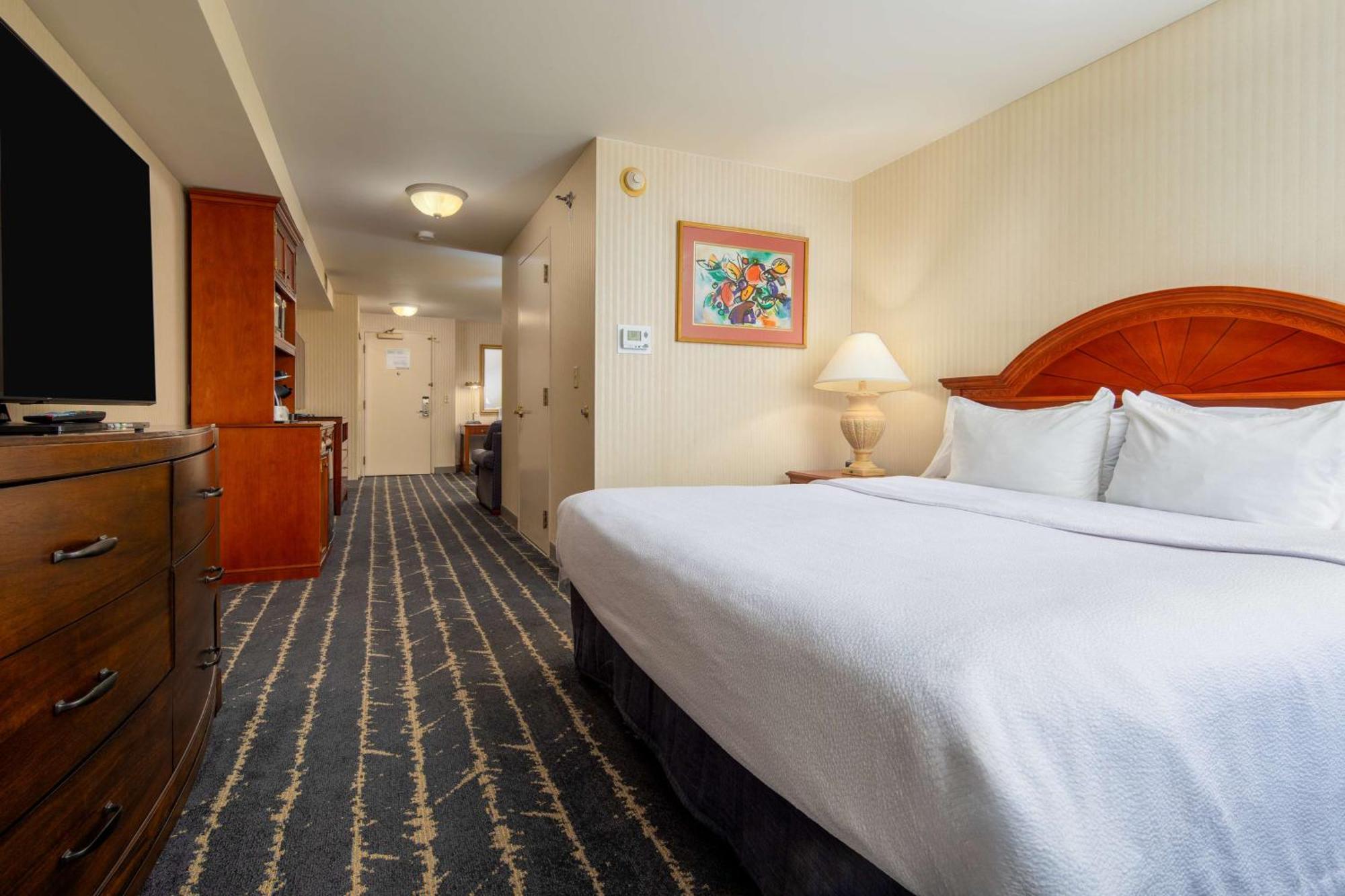 Hilton Garden Inn Milwaukee Northwest Conference Center Экстерьер фото