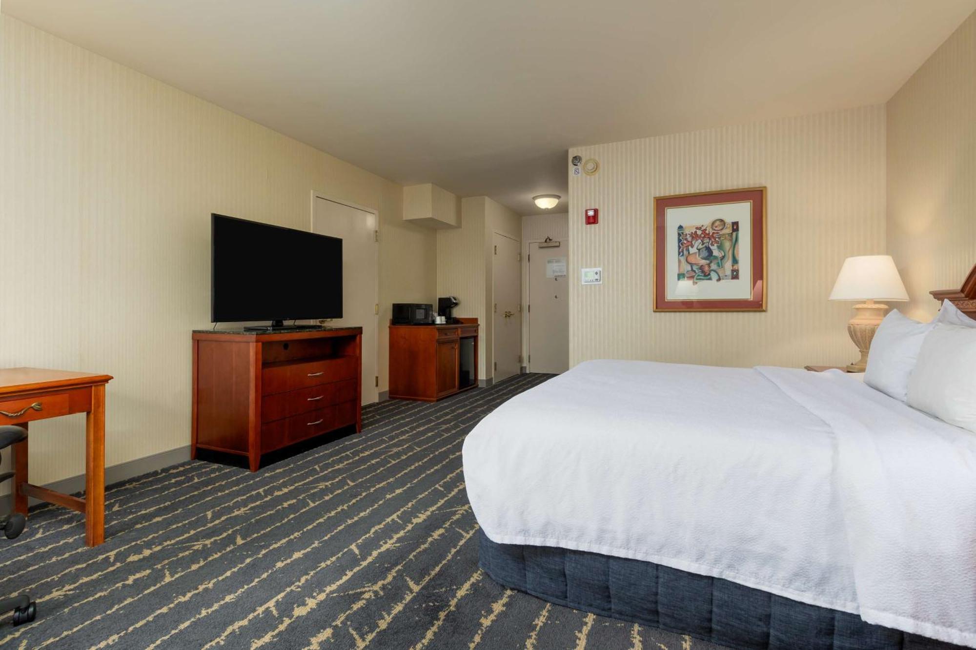Hilton Garden Inn Milwaukee Northwest Conference Center Экстерьер фото