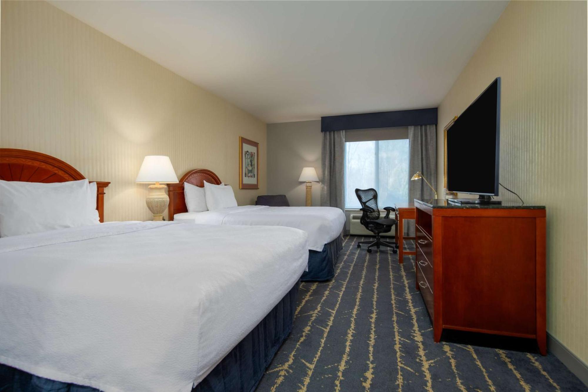 Hilton Garden Inn Milwaukee Northwest Conference Center Экстерьер фото