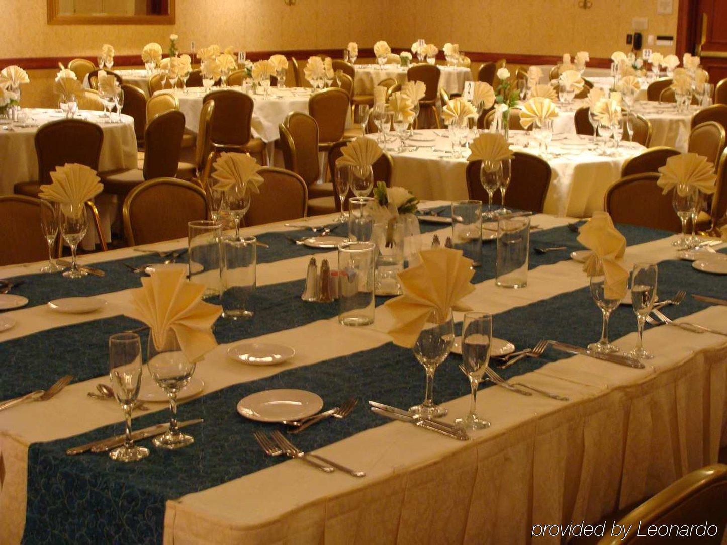 Hilton Garden Inn Milwaukee Northwest Conference Center Ресторан фото